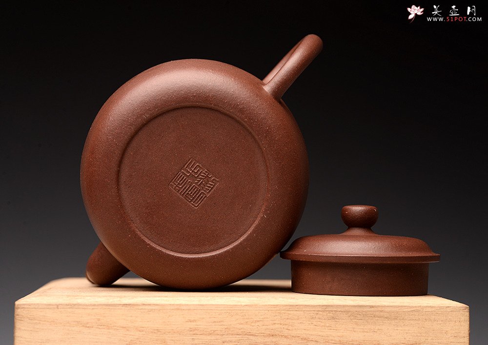 紫砂壶图片：詹黎明全手新作 古朴稳重 全手圆钟 由王俊平精心装饰 - 宜兴紫砂壶网