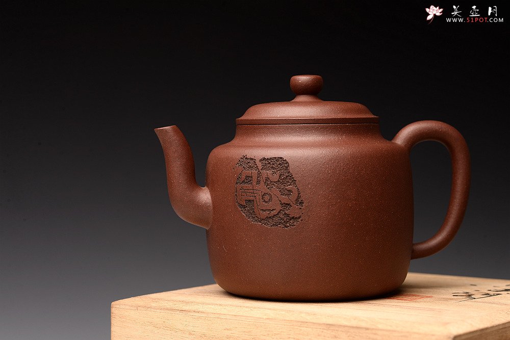 紫砂壶图片：詹黎明全手新作 古朴稳重 全手圆钟 由王俊平精心装饰 - 宜兴紫砂壶网