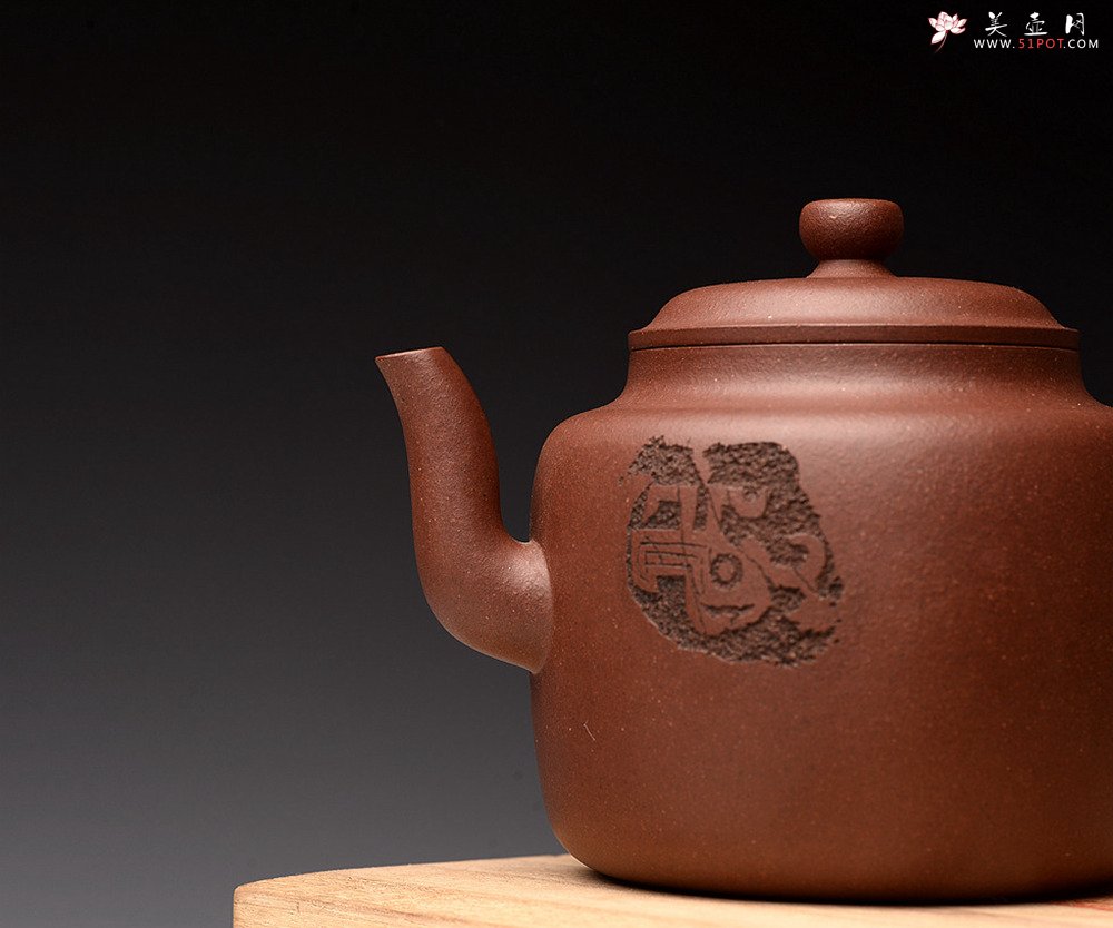 紫砂壶图片：詹黎明全手新作 古朴稳重 全手圆钟 由王俊平精心装饰 - 宜兴紫砂壶网