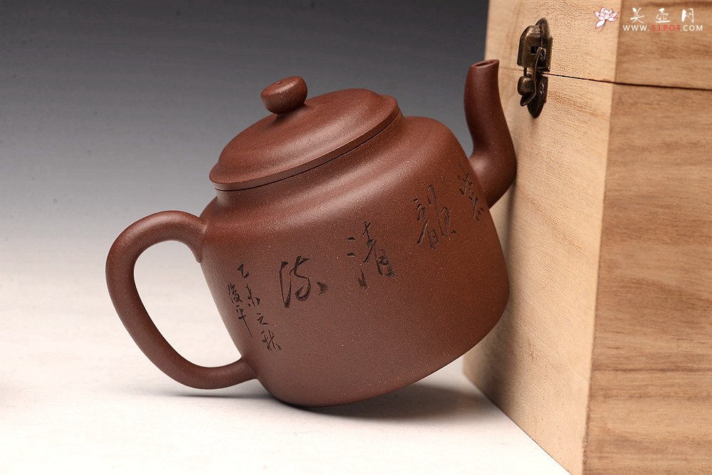 紫砂壶图片：詹黎明全手新作 古朴稳重 全手圆钟 由王俊平精心装饰 - 宜兴紫砂壶网