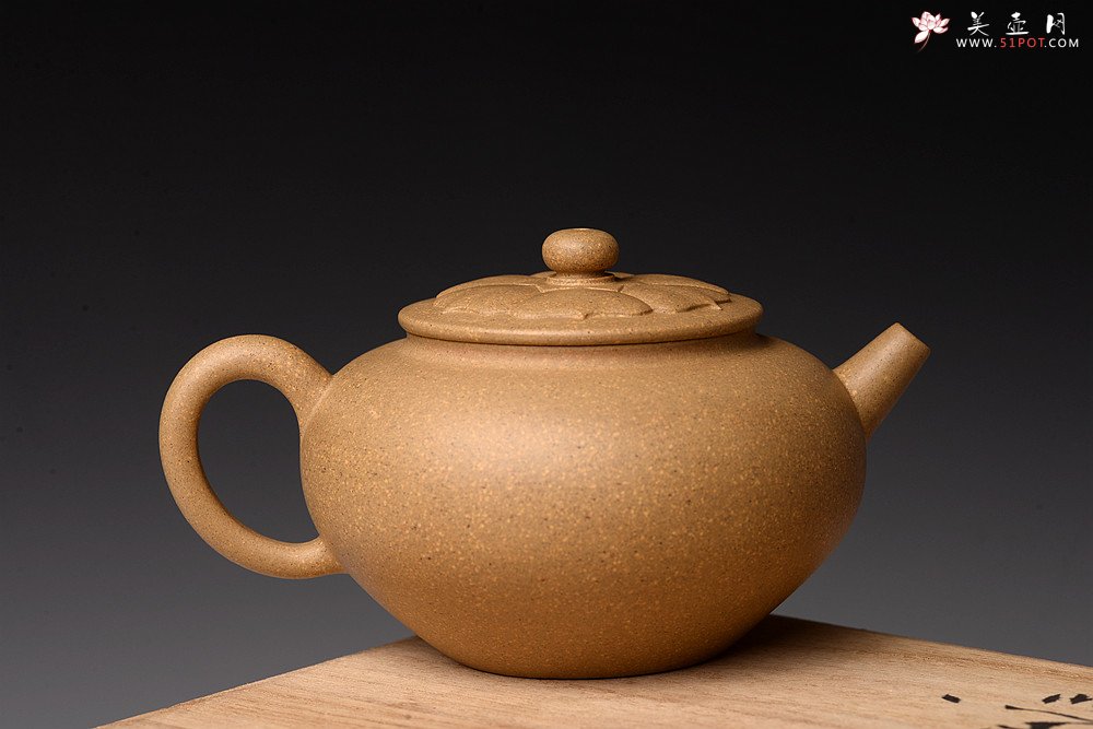 紫砂壶图片：储亚丙申秋全手新作 莲意 盖面花瓣亦全手贴制 大口实用 - 宜兴紫砂壶网