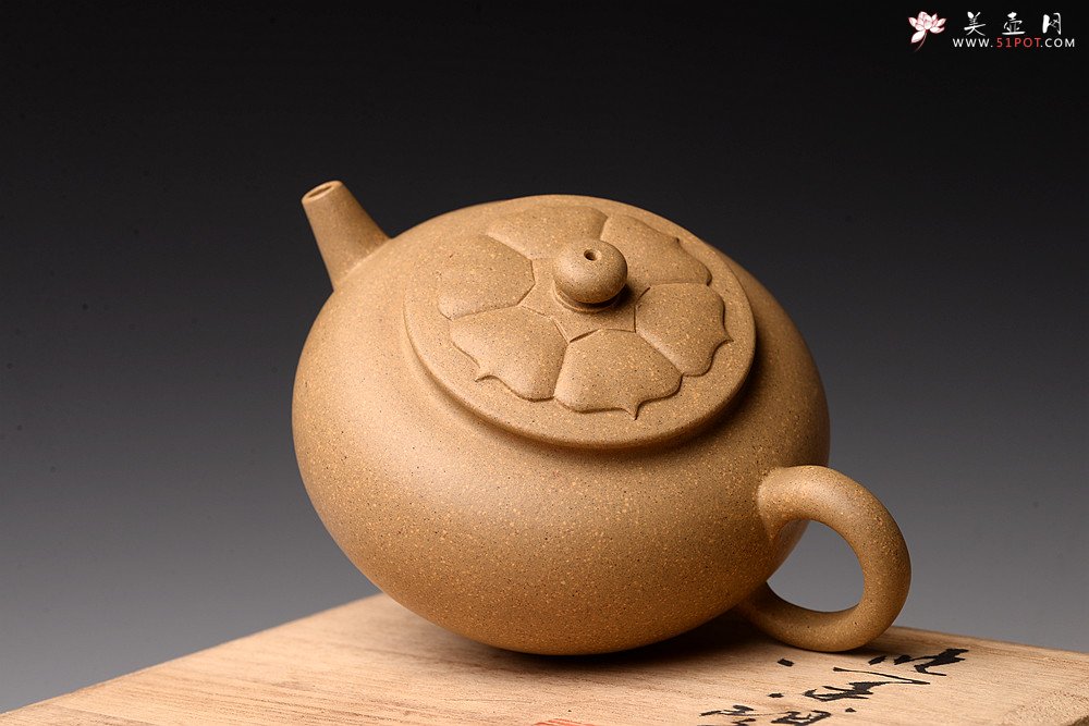 紫砂壶图片：储亚丙申秋全手新作 莲意 盖面花瓣亦全手贴制 大口实用 - 宜兴紫砂壶网