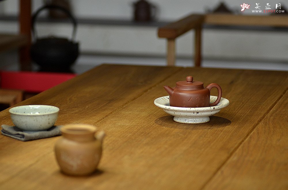 紫砂壶图片：山水之中作主人 摹古剑流德中 - 宜兴紫砂壶网