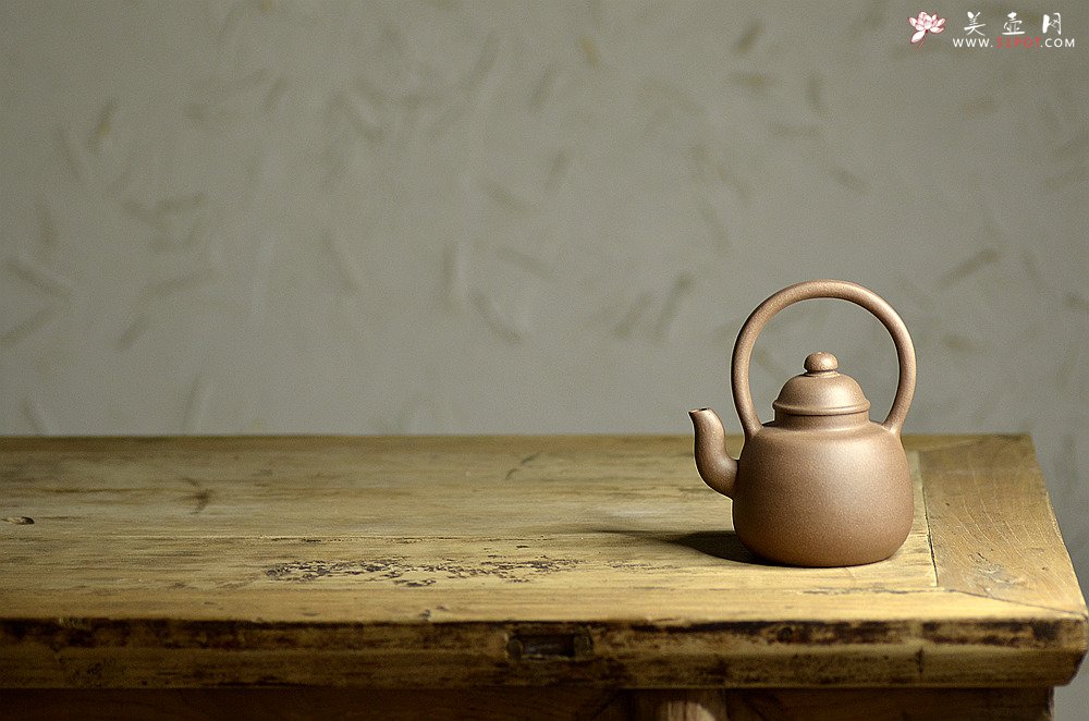 紫砂壶图片：淞庐原创作品 古朴摹明韵 永乐提梁 夏日炎炎提壶约茶~ - 宜兴紫砂壶网