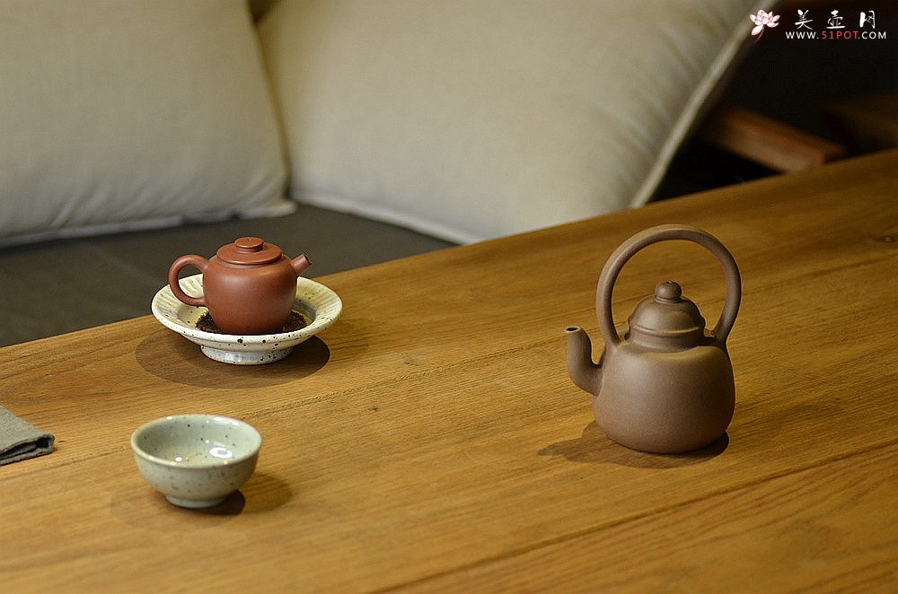 紫砂壶图片：淞庐原创作品 古朴摹明韵 永乐提梁 夏日炎炎提壶约茶~ - 宜兴紫砂壶网