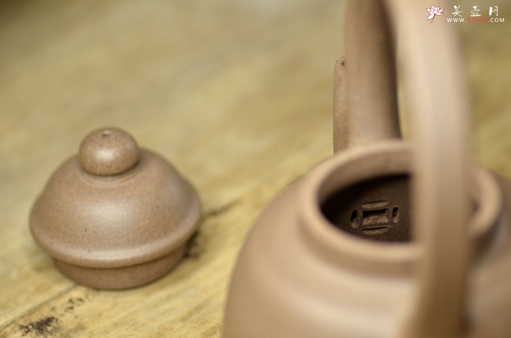 紫砂壶图片：淞庐原创作品 古朴摹明韵 永乐提梁 夏日炎炎提壶约茶~ - 宜兴紫砂壶网