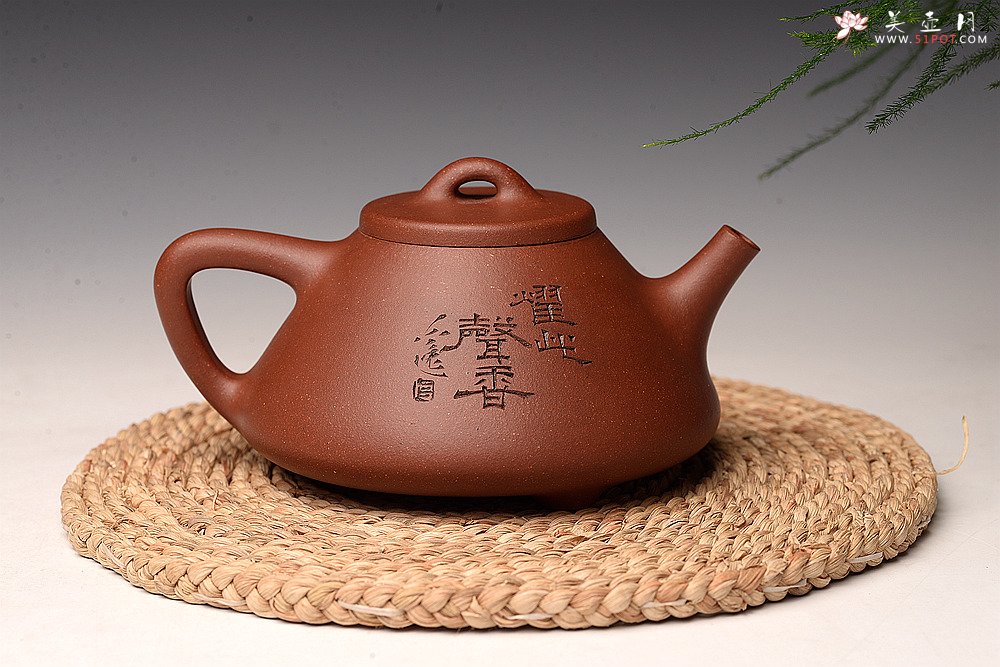 紫砂壶图片：优质降坡泥 周路健全手近作  陆轶舟刻绘 冬日实用子冶石瓢 - 宜兴紫砂壶网