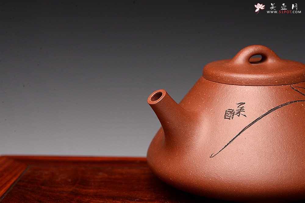 紫砂壶图片：优质降坡泥 周路健全手近作  陆轶舟刻绘 耐品实用子冶石瓢  挺拔 - 宜兴紫砂壶网
