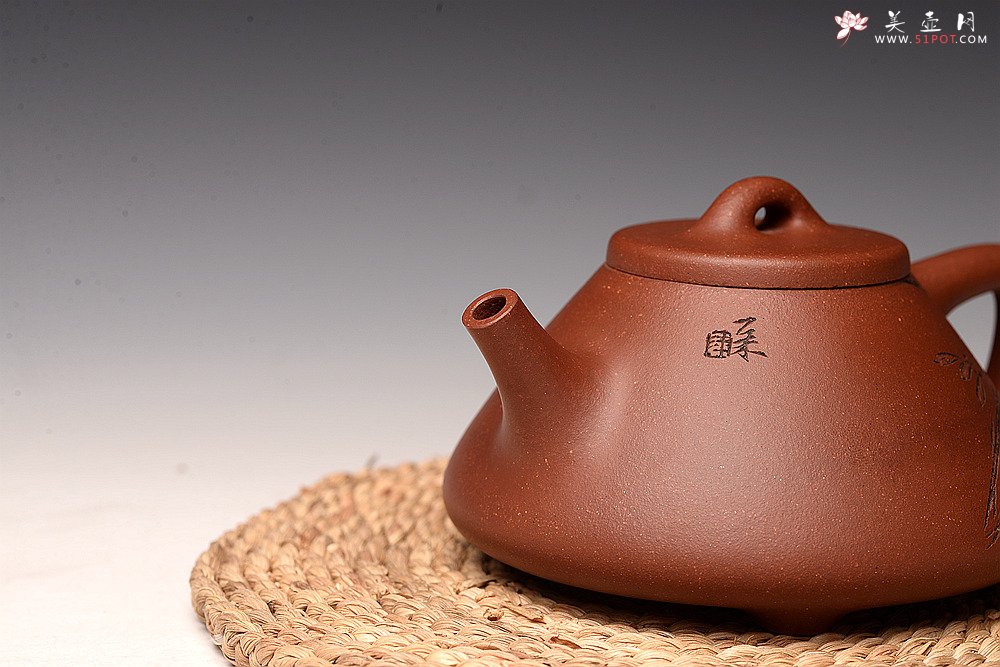 紫砂壶图片：优质降坡泥 周路健全手近作  陆轶舟刻绘 冬日实用子冶石瓢 - 宜兴紫砂壶网