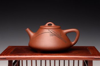 紫砂壶图片：优质降坡泥 周路健全手近作  陆轶舟刻绘 耐品实用子冶石瓢  挺拔 - 宜兴紫砂壶网