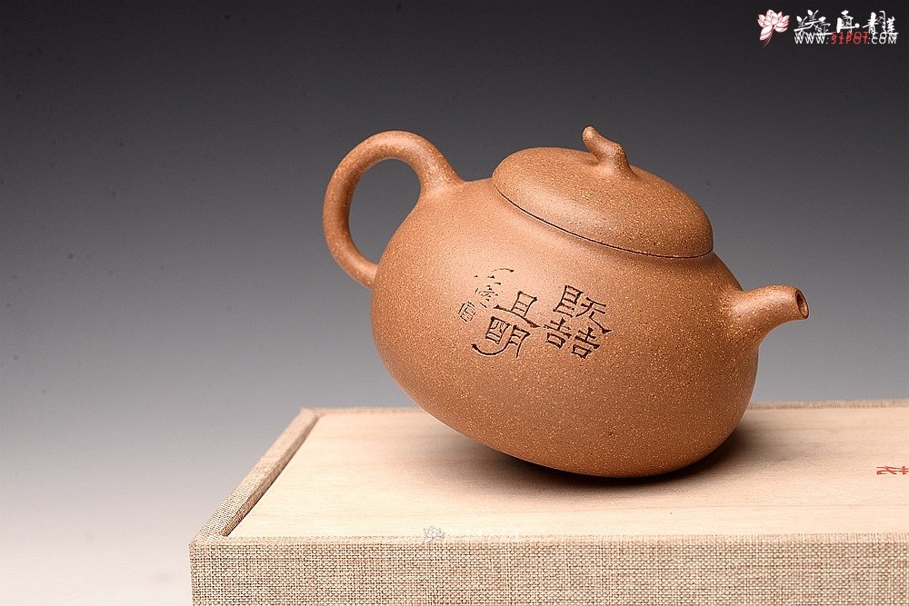 紫砂壶图片：国助工唐文作品 五彩段泥瓜 敦厚可人 陆轶舟精心装饰 - 宜兴紫砂壶网