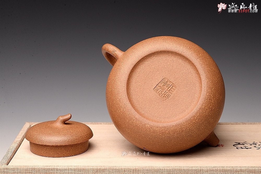 紫砂壶图片：国助工唐文作品 五彩段泥瓜 敦厚可人 陆轶舟精心装饰 - 宜兴紫砂壶网