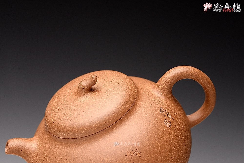 紫砂壶图片：国助工唐文作品 五彩段泥瓜 敦厚可人 陆轶舟精心装饰 - 宜兴紫砂壶网