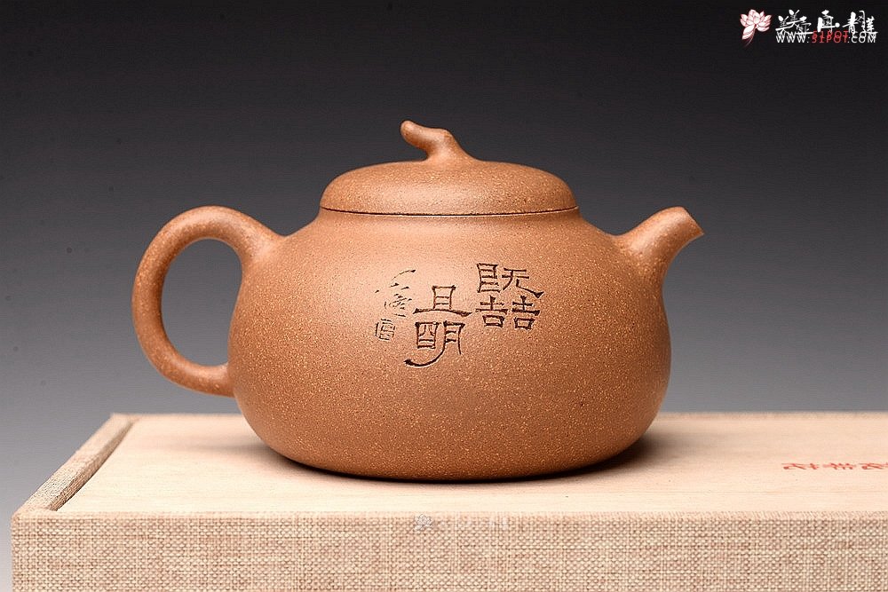 紫砂壶图片：国助工唐文作品 五彩段泥瓜 敦厚可人 陆轶舟精心装饰 - 宜兴紫砂壶网