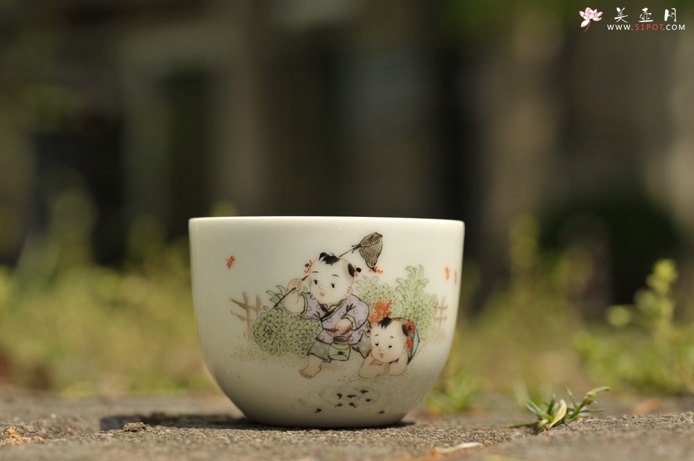 紫砂壶图片：双人童子捕蝶捞蝌蚪 景德镇主人杯 - 宜兴紫砂壶网