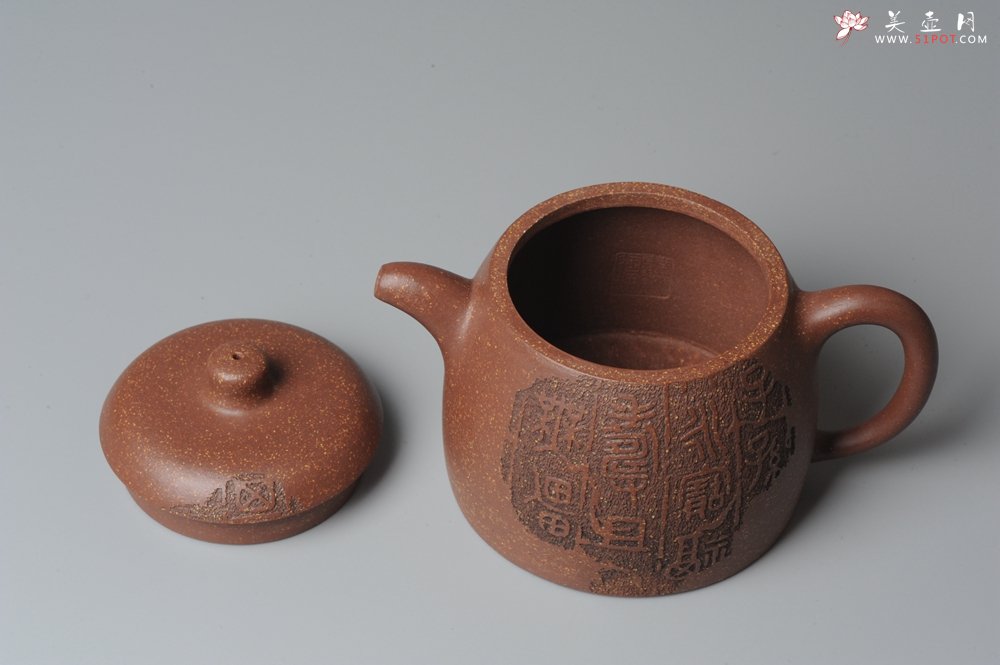 紫砂壶图片：张听刚精心装饰瓦当  金石其韵 养欲迷人 饱满 全手涌泉 - 宜兴紫砂壶网
