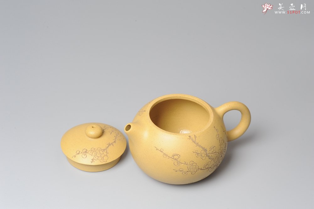 紫砂壶图片：助工袁德波精心装饰梅花 双助工联袂西施壶 - 宜兴紫砂壶网