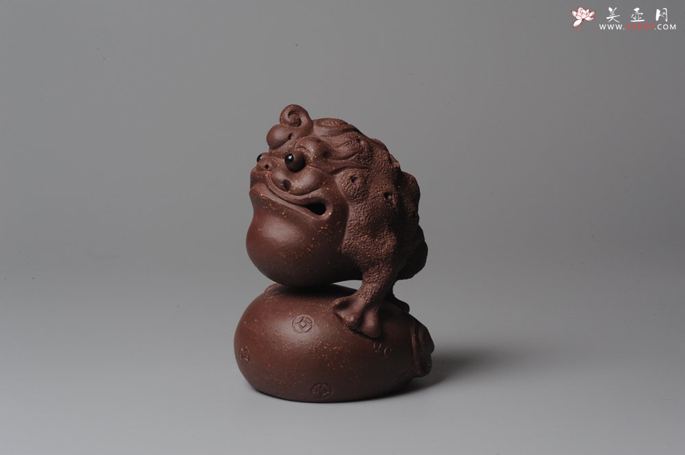 紫砂壶图片：风火金蟾紫砂茶宠 脚踏财袋~ 气势逼真 - 宜兴紫砂壶网