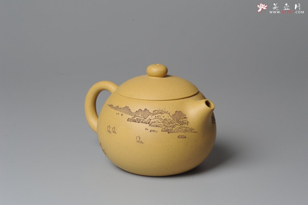 紫砂壶图片：助工袁德波精心装饰通景山水 双助工联袂西施壶 - 宜兴紫砂壶网