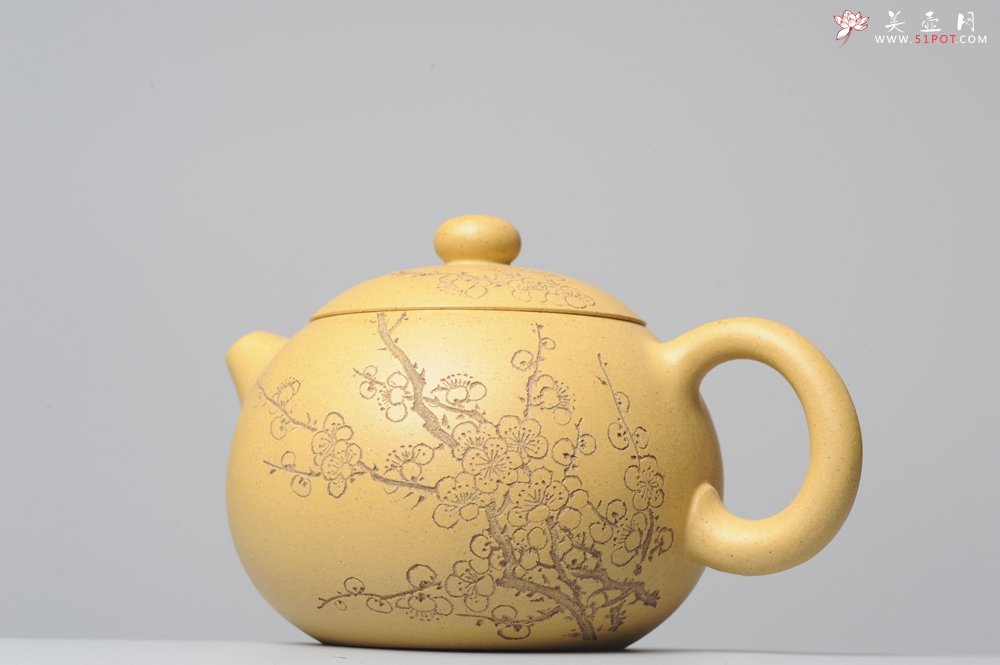 紫砂壶图片：助工袁德波精心装饰梅花 双助工联袂西施壶 - 宜兴紫砂壶网