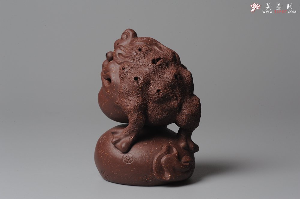 紫砂壶图片：风火金蟾紫砂茶宠 脚踏财袋~ 气势逼真 - 宜兴紫砂壶网