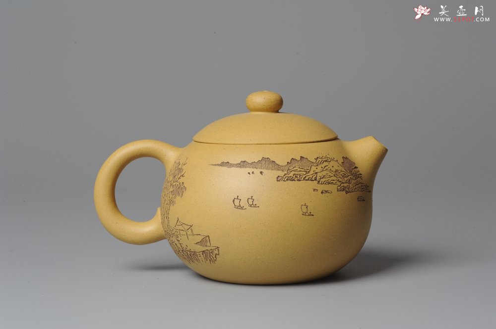 紫砂壶图片：助工袁德波精心装饰通景山水 双助工联袂西施壶 - 宜兴紫砂壶网