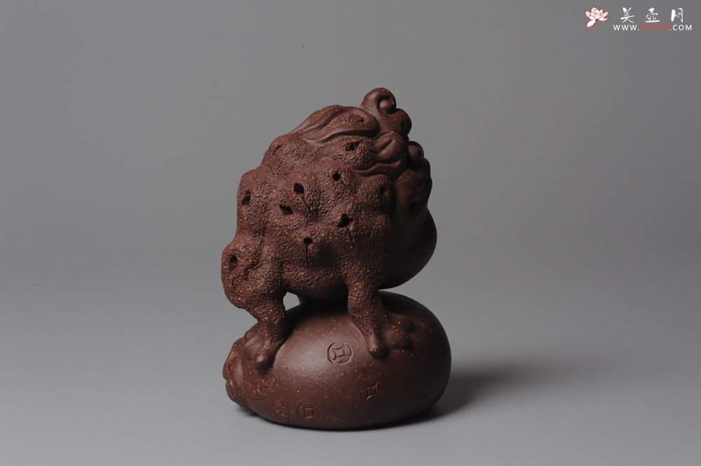 紫砂壶图片：风火金蟾紫砂茶宠 脚踏财袋~ 气势逼真 - 宜兴紫砂壶网