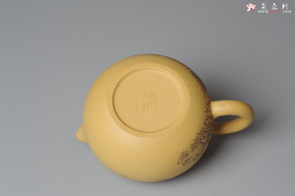 紫砂壶图片：助工袁德波精心装饰通景山水 双助工联袂西施壶 - 宜兴紫砂壶网