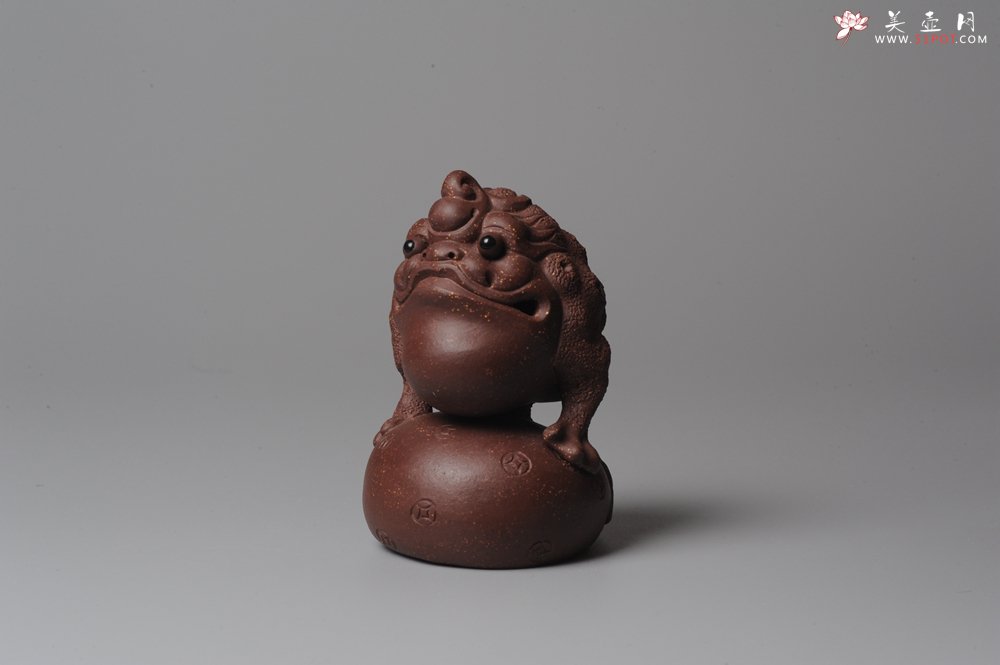 紫砂壶图片：风火金蟾紫砂茶宠 脚踏财袋~ 气势逼真 - 宜兴紫砂壶网