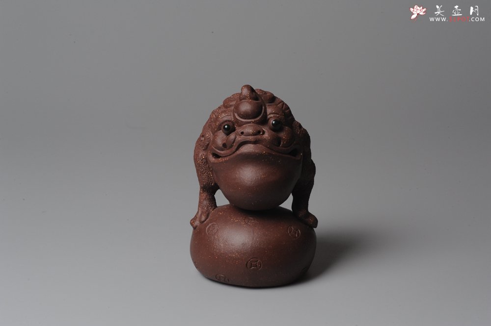 紫砂壶图片：风火金蟾紫砂茶宠 脚踏财袋~ 气势逼真 - 宜兴紫砂壶网