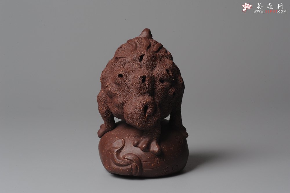 紫砂壶图片：风火金蟾紫砂茶宠 脚踏财袋~ 气势逼真 - 宜兴紫砂壶网