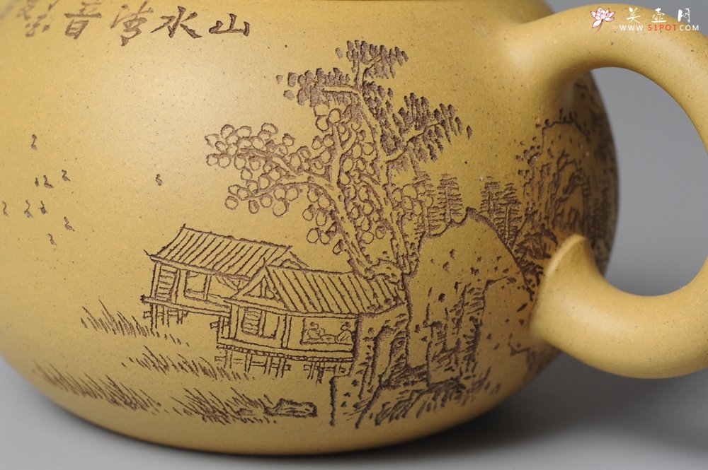 紫砂壶图片：助工袁德波精心装饰通景山水 双助工联袂西施壶 - 宜兴紫砂壶网