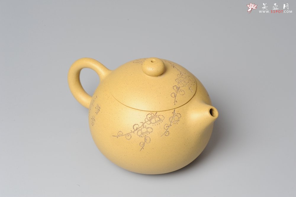 紫砂壶图片：助工袁德波精心装饰梅花 双助工联袂西施壶 - 宜兴紫砂壶网