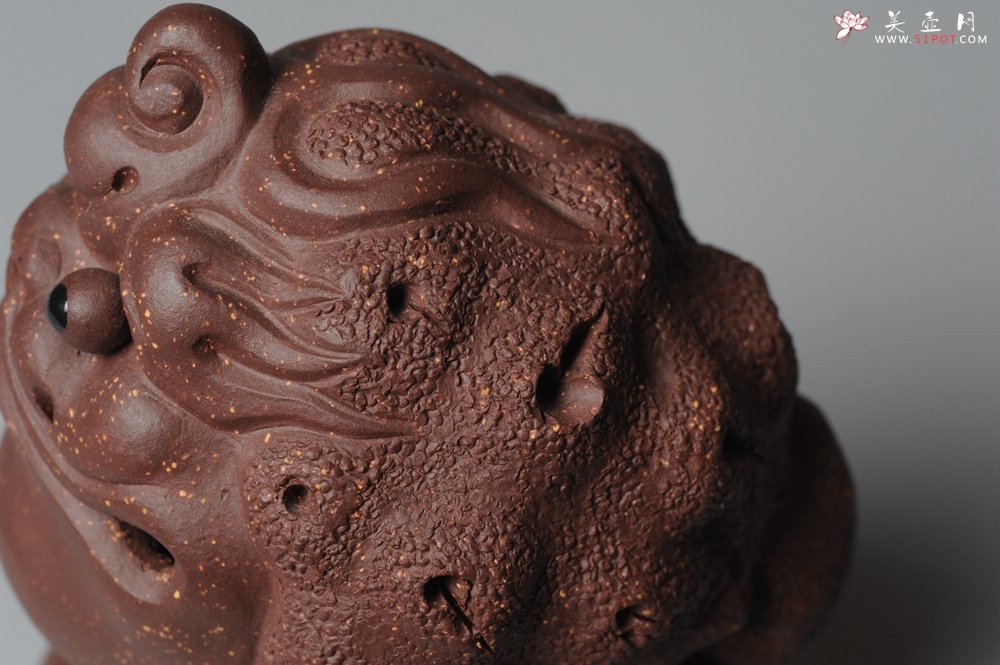 紫砂壶图片：风火金蟾紫砂茶宠 脚踏财袋~ 气势逼真 - 宜兴紫砂壶网