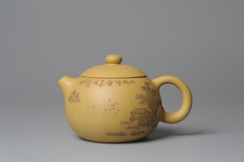 紫砂壶图片：助工袁德波精心装饰通景山水 双助工联袂西施壶 - 宜兴紫砂壶网