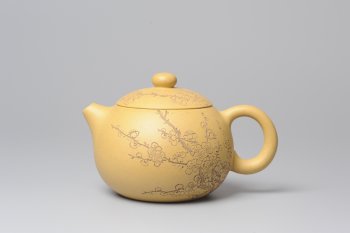 紫砂壶图片：助工袁德波精心装饰梅花 双助工联袂西施壶 - 宜兴紫砂壶网