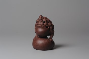 紫砂壶图片：风火金蟾紫砂茶宠 脚踏财袋~ 气势逼真 - 宜兴紫砂壶网