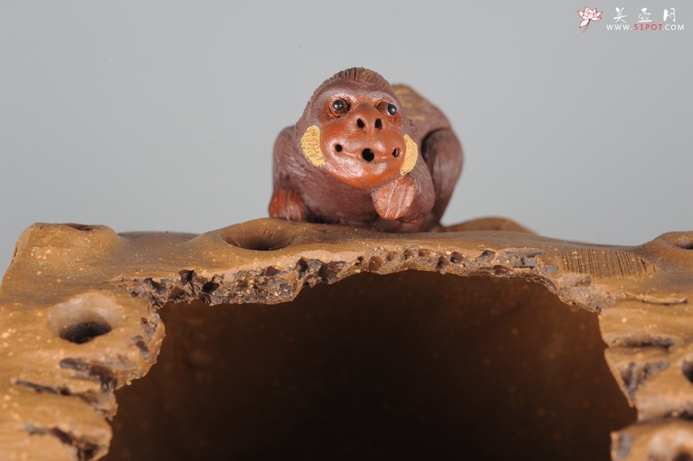 紫砂壶图片：树桩美猴公道杯 - 宜兴紫砂壶网