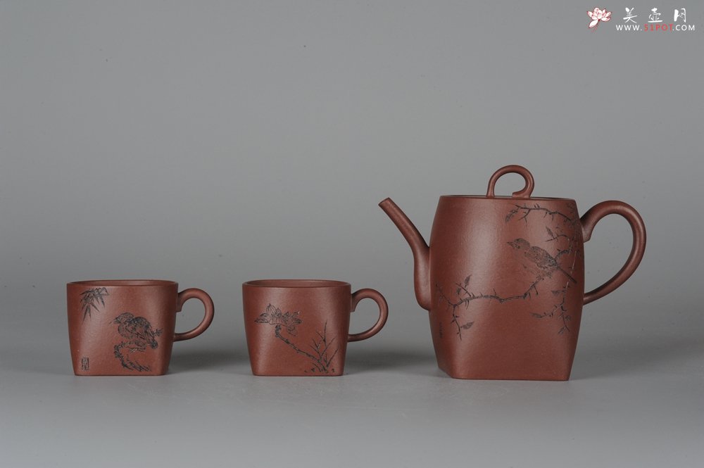 紫砂壶图片：全手工舍得套组 采用优质龙血砂泥料 助工袁德波精心装饰花鸟 - 宜兴紫砂壶网