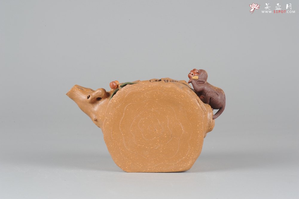 紫砂壶图片：树桩美猴公道杯 - 宜兴紫砂壶网