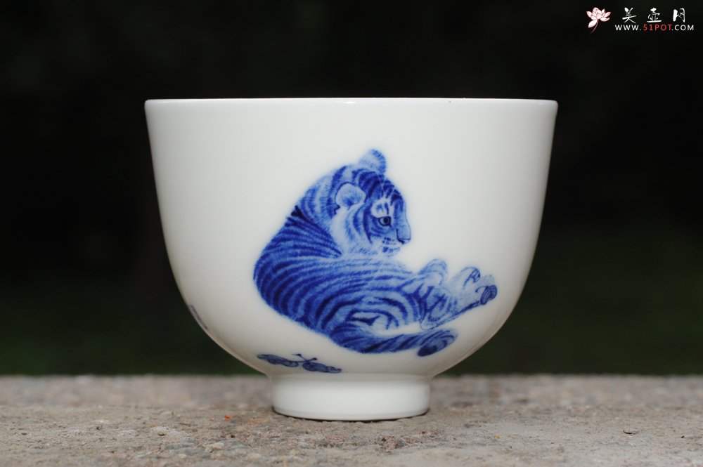 紫砂壶图片：生肖虎 景德镇全手工手绘青花主人杯  - 宜兴紫砂壶网
