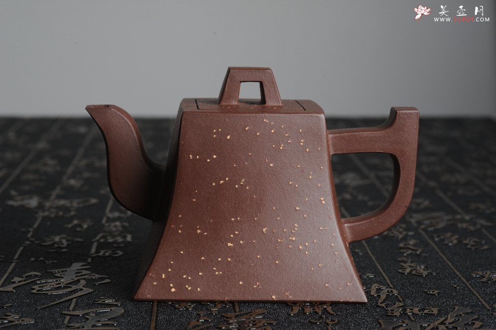 紫砂壶图片：美壶特惠 全手工四方镶制铺砂方钟 一气呵成 口盖完美无暇 未整过口 不露砂 - 宜兴紫砂壶网