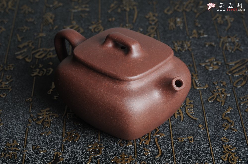 紫砂壶图片：优质紫泥 美壶特惠小四方 泥料油润 一捺底 - 宜兴紫砂壶网