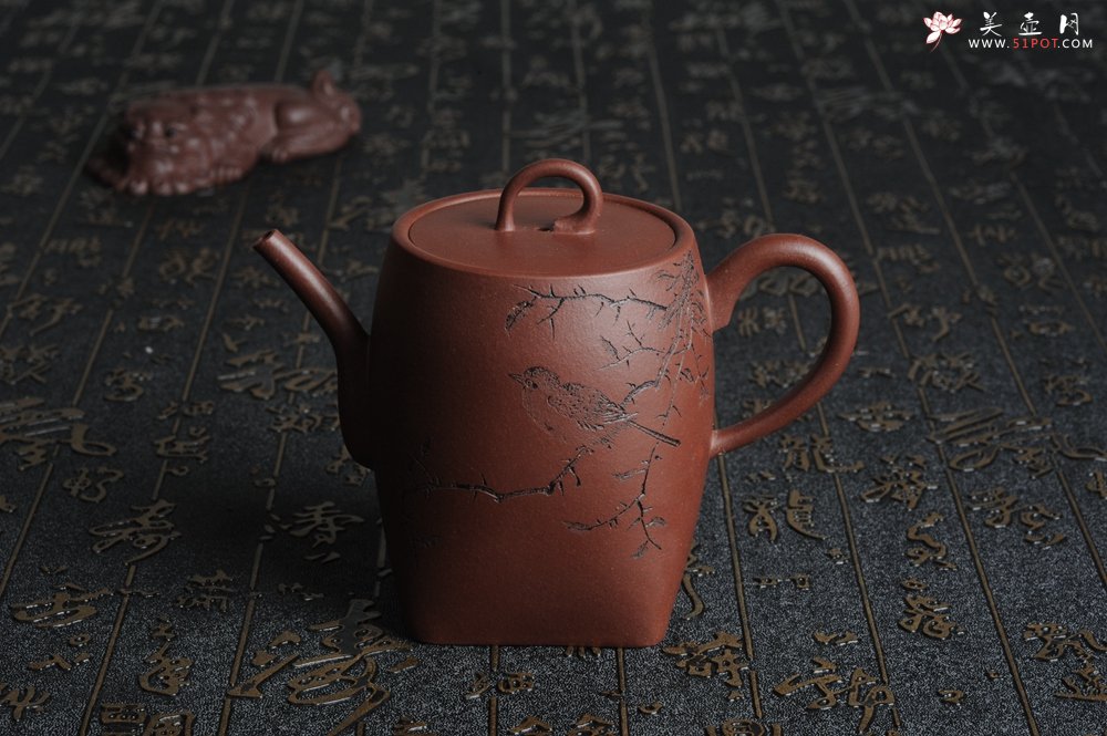 紫砂壶图片：全手工舍得套组 采用优质龙血砂泥料 助工袁德波精心装饰花鸟 - 宜兴紫砂壶网