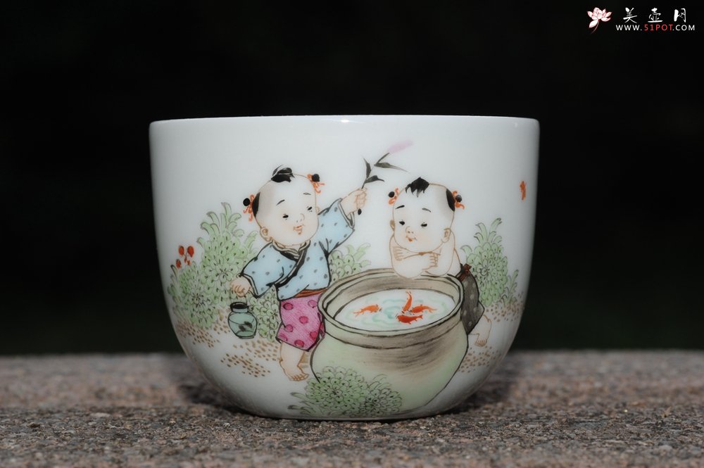 紫砂壶图片：双童子赏鱼 景德镇主人杯 - 宜兴紫砂壶网