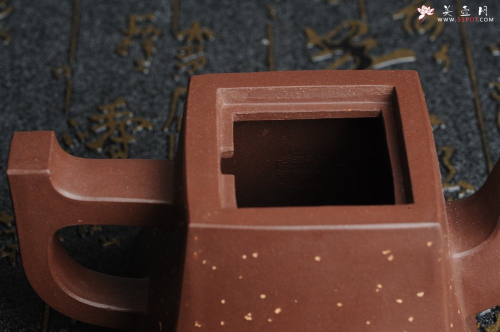 紫砂壶图片：美壶特惠 全手工四方镶制铺砂方钟 一气呵成 口盖完美无暇 未整过口 不露砂 - 宜兴紫砂壶网