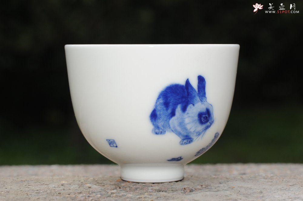 紫砂壶图片：生肖兔 景德镇全手工手绘青花主人杯 - 宜兴紫砂壶网