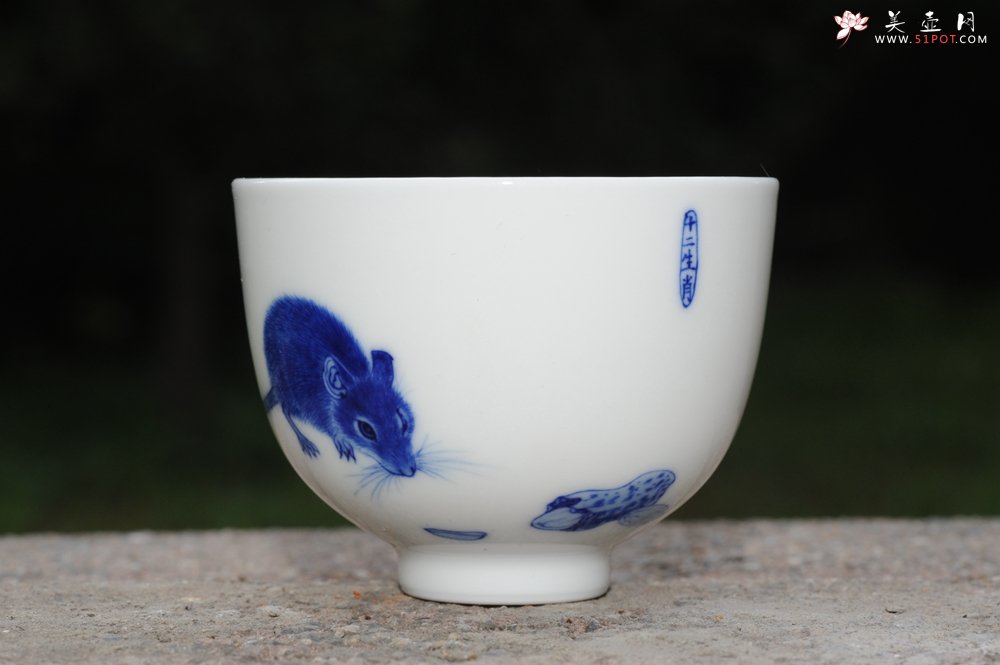 紫砂壶图片：生肖鼠 景德镇全手工手绘青花主人杯 - 宜兴紫砂壶网