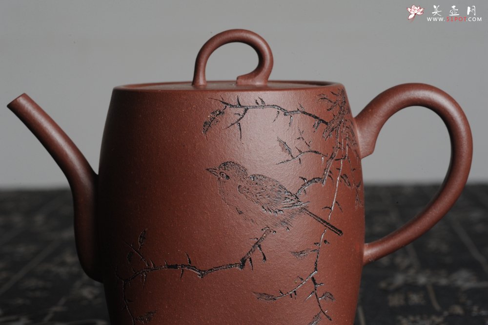 紫砂壶图片：全手工舍得套组 采用优质龙血砂泥料 助工袁德波精心装饰花鸟 - 宜兴紫砂壶网