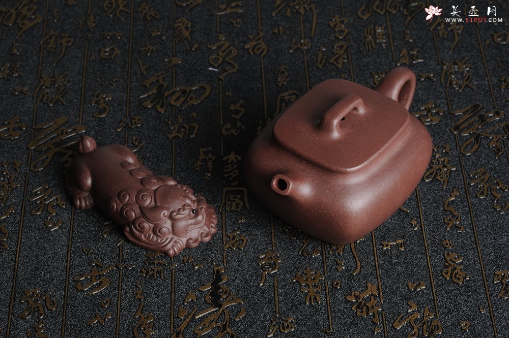 紫砂壶图片：优质紫泥 美壶特惠小四方 泥料油润 一捺底 - 宜兴紫砂壶网